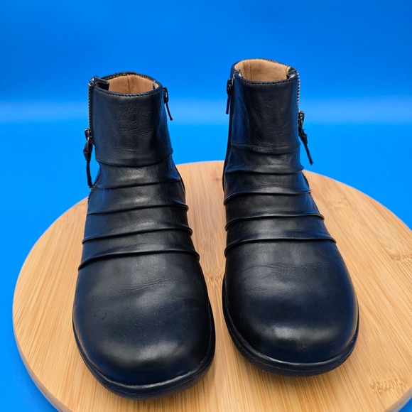 Clarks Womens Black Leather Ankle Boots Zipper Closure Comfortable Casual Sz 6.5 - Picture 2 of 9
